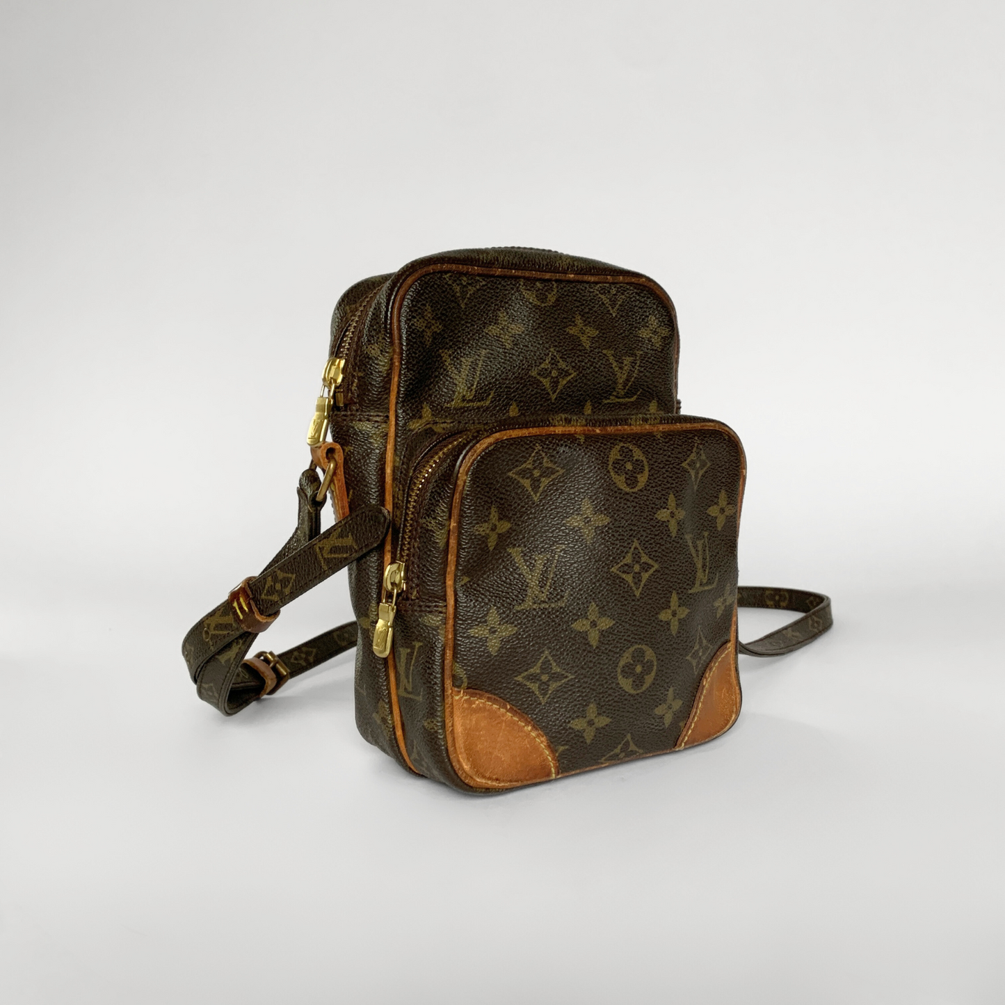 Louis Vuitton Louis Vuitton Amazon Monogram Canvas - Crossbody bags - Etoile Luxury Vintage